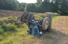 Rolnik wyjechal w pole ciagnikiem z plugiem. Zostal przygnieciony przez traktor
