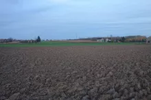 918290