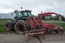 Wypadek z udziałem autobusu i ciągnika rolniczego