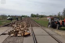 Ciagnik zderzyl sie z pociagiem PKP Intercity. Mlody rolnik cudem uszedl z zyciem