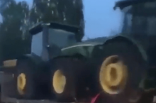 440925