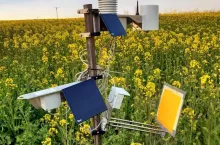 Fot. 1. Stacja meteorologiczna Metos w uprawie rzepaku