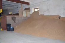 918195