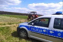 Nastolatek bez prawka za to kompletnie pijany jezdzil ciagnikiem