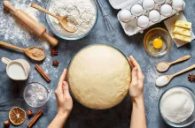Z badania M/platform wynika, że koszyk produktów potrzebnych do przygotowania ciasta był w maju 2022 o połowę droższy niż w maju 2021 (fot. Shutterstock)