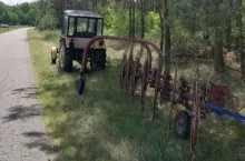 traktor na poboczu