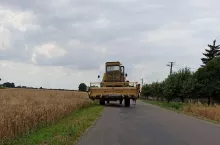kombajn na drodze