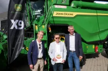 Od lewej: Jeremiasz i Waldemar Przechadzcy, nowi właściciele kombajnu X9 i Sławomir Krupa, kierownik oddziału Fricke w Pasłęku, fot. mw