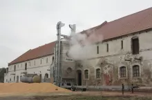 897206
