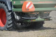 nawóz rozsiewacz maszyna nawożenie