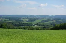 893657
