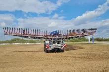 438818