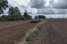 Rolnik sieje zboże na polu