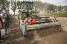 Mechaniczny szpadel Imants 48SX uprawia pole w jednym przejeździe.