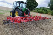 Głównym zadaniem zgrzebła jest równomierne rozmieszczenie resztek pożniwnych, delikatne pokrycie ich glebą i pobudzenie nasion chwastów do szybkiego skiełkowania.