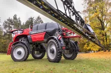 Model VN ma teleskopowe rozsuwane osi w zakresie 2,15 - 3,2 m i duży prześwit pod maszyną od 160 cm do 200 cm.