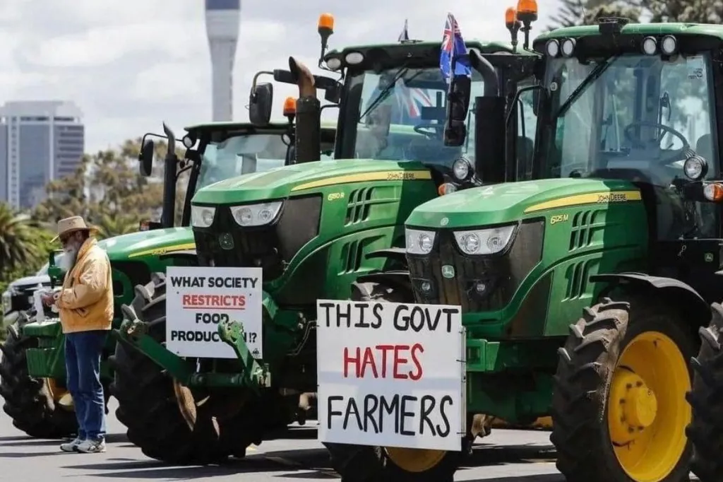 &lt;p&gt;Protesty rolników w Nowej Zelandii przeciwko nowym podatkom od gazów emitowanych przez krowy&lt;/p&gt;
