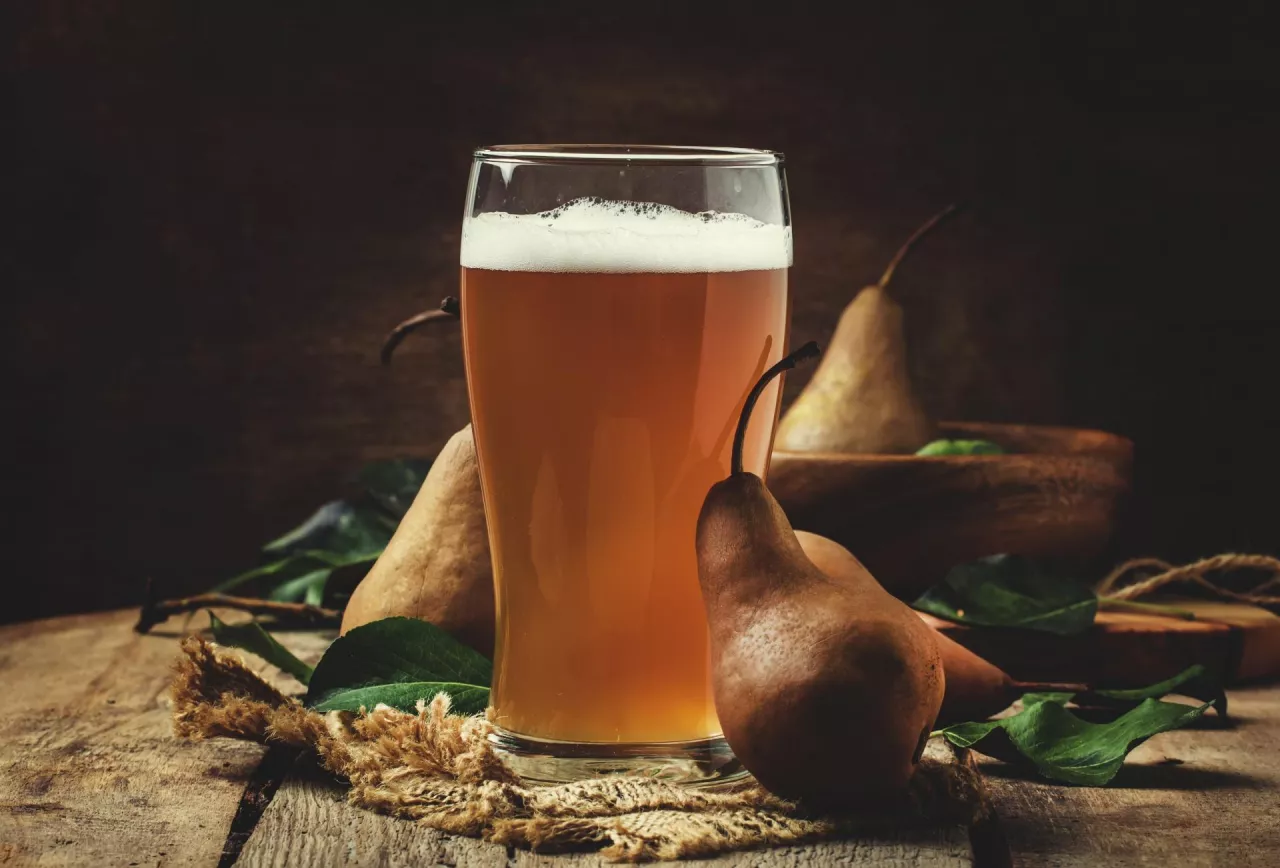 &lt;p&gt;Spicy homemade cider of autumn brown pears, vintage wooden background, rustic style, selective focus&lt;/p&gt;