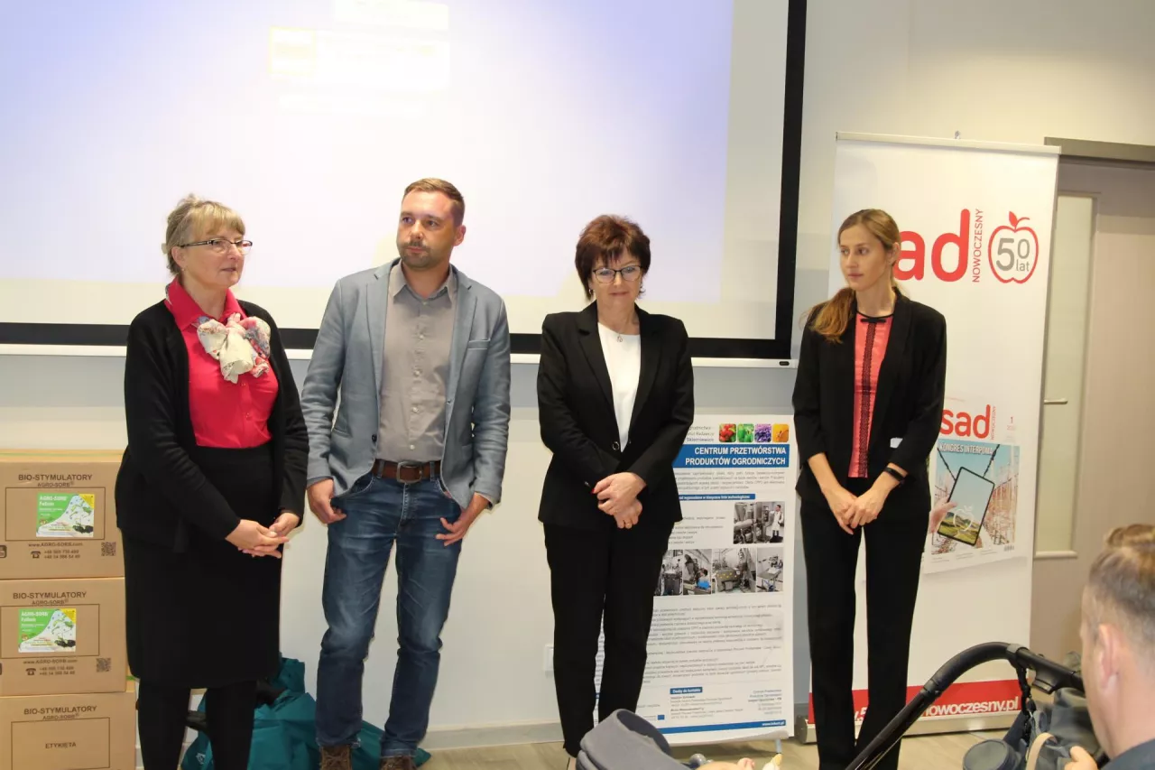 <p>Spotkanie poprowadzili (od lewej): Katarzyna Wójcik („Warzywa i Owoce Miękkie”), Henryk Czerwiński („Sad Nowoczesny”),<br>
prof. Dorota Konopacka (dyrektor Instytutu Ogrodnictwa – PIB) oraz prof. Monika Mieszczakowska-Frąc (Instytut Ogrodnictwa – PIB)</p>