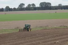 437984