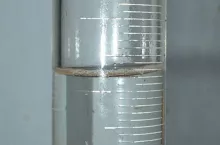 437945