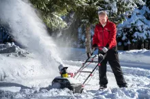 Taki sprzęt pozwala szybko usunąć śnieg z parkingów, podjazdów, chodników i placów.