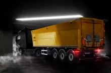 Producent wyjaśnia, że wprowadzone zmiany przyczyniły się do zwiększenia trwałości, niezawodności i żywotności naczep wywrotek marki Wielton.