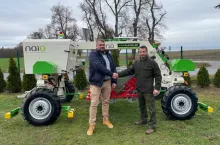 Agrihandler jako pierwszy na świecie sprzedał ten sprzęt Nadleśnictwu Podanin. Maszyna będzie pracowała w szkółce leśnej z pielnikami, siewnikami, rozsiewaczem do nawozów i innymi narzędziami.