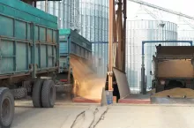 437371