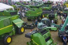 Kupując profesjonalne, czyli dobrze wyposażone maszyny rolnicze można zyskać w stosunku do oszczędności. John Deere wyjaśnia na czym to polega.