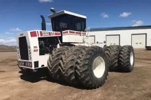 W oświadczeniu wydanym przez Big Equipment, szef firmy Ron Harmon wyjaśnia, że jednym z głównych celów przy powstawaniu tego ciągnika było skorzystanie z komponentów które mogą być naprawiane przez rolników, mechaników lub dealerów.