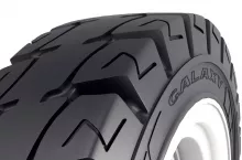 Wzór bieżnika ma ciągły środek i zoptymalizowane klockami na krawędziach, co sprawia, że wibracje są małe, a komfort jazdy duży.