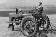 1923: inżynier z firmy International Harvester, Bert R. Benjamin, projektuje pierwszy prototypowy ciągnik Farmall.