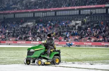 John Deere X350R to kosiarka ogrodowa, która może poruszać się z prędkością 8,9 km/h podczas jazdy do przodu. Fot. Łukasz Sobola Newspix