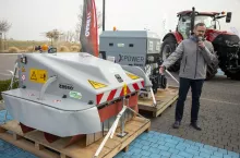 Hubert Bronś z CNH prezentuje sprzęt do elektrycznego zwalczania chwastów, który nabyła firma Agro-Rami.