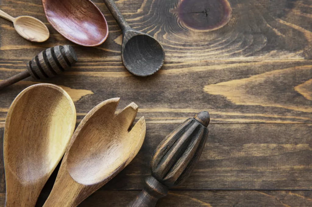 <p>Top view on a wooden cutlery kitchen ware on a wooden background, flat lay</p>