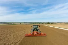 898379
