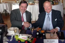 23 lutego 2003 roku Helmut Claas podpisał umowę o przejęciu większości udziałów w Renault Agriculture, dziale ciągników koncernu Renault.