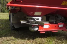 Dźwignie do regulacji szczelin dozujących dla każdej tarczy należy ustawić w jednakowym położeniu, fot. P. Grudnik