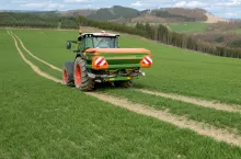 Claas przypomina o najistotniejszych zagadnieniach podczas przygotowania do pracy ciągnika z rozsiewaczem nawozów.