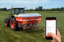 Dzięki automatycznej regulacji punktu podawania nawozu rozsiewacz, może wykonać kontrolę sekcji (Section Control) przez 8 sekcji: 4 lewe i 4 prawe. Poza tym, użytkownik może pracować z różnymi aplikacyjnymi, w tym Variable Rate (VR) zgodnie z potrzebami pól.