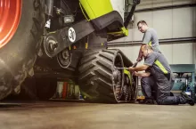 Układ jezdny to opony, koła, system hamulcowy, układ kierowniczy. Ich działanie sprawdza się w dwie osoby, podobnie jak sprawność działania systemu oświetleniowego.