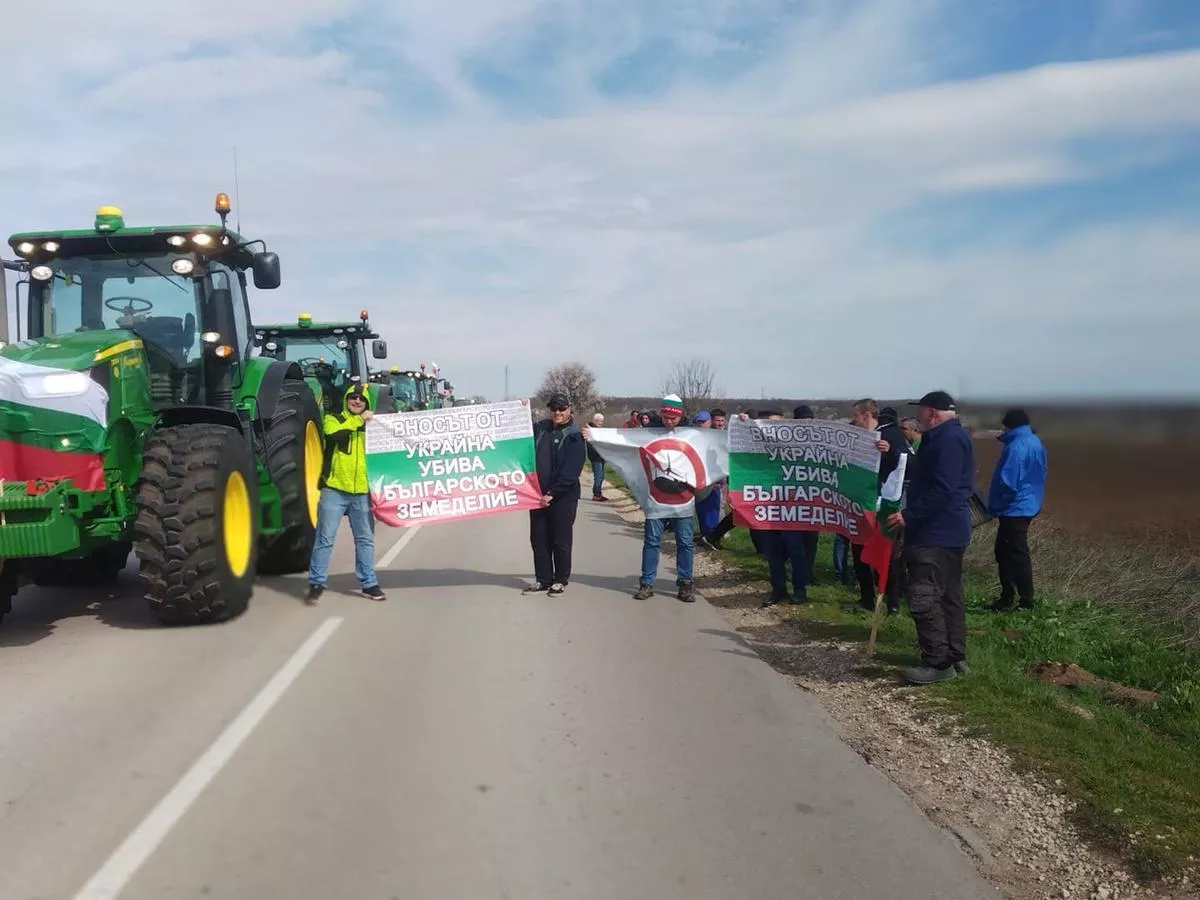 Fermierii protestează în Bulgaria și la Jarrar, ministrul Agriculturii a închis granița cu România