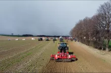 893787