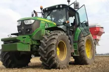 Skradziony ciągnik rolniczy z rozsiewaczem