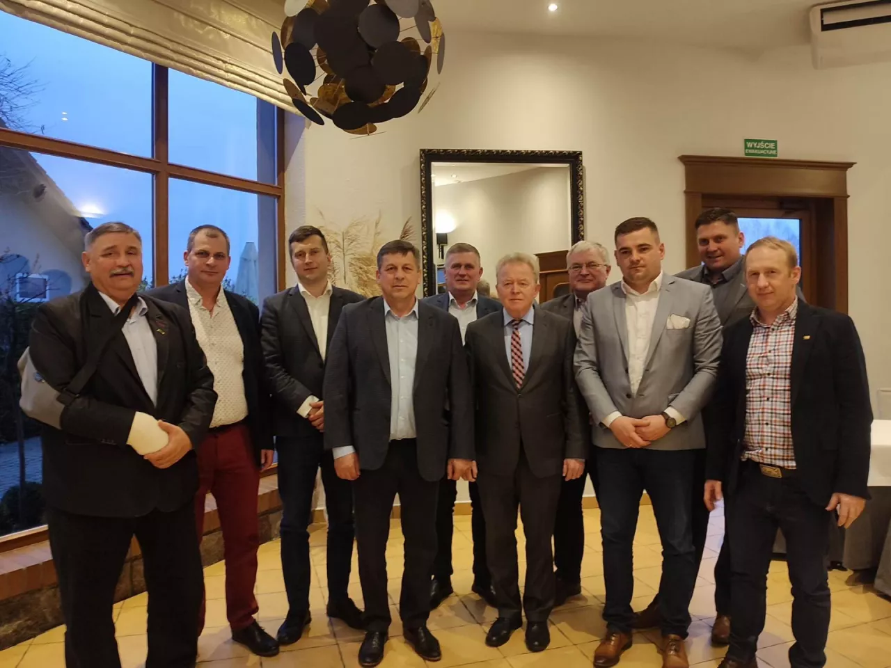 &lt;p&gt;Od lewej Andrzej Steckieiwcz - WMZHBM, Grzegorz Zyskowski - PZHBM, Karol Faszczewski - wiceprezes PZHBM, Andrzej Kurzątkowski - WMZHBM, Kazimierz Więcko - WMZHBM, Janusz Wojciechowski - komisarz UE, Bogdan Aleksiejczuk - WMZHBM, Konrad Krupiński - wiceprezes WMZHBM, Wojciech Chrostowski PZHBM, Tomasz Cieślik - prezes PZHBM.&lt;/p&gt;