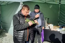 &lt;p&gt;Tematem przewodnim prowadzonych rozmów było zabezpieczenie roślin przed szkodnikami. Na zdjęciu Mariusz Staniek podczas omawiania uszkodzeń na rzepaku&lt;/p&gt;