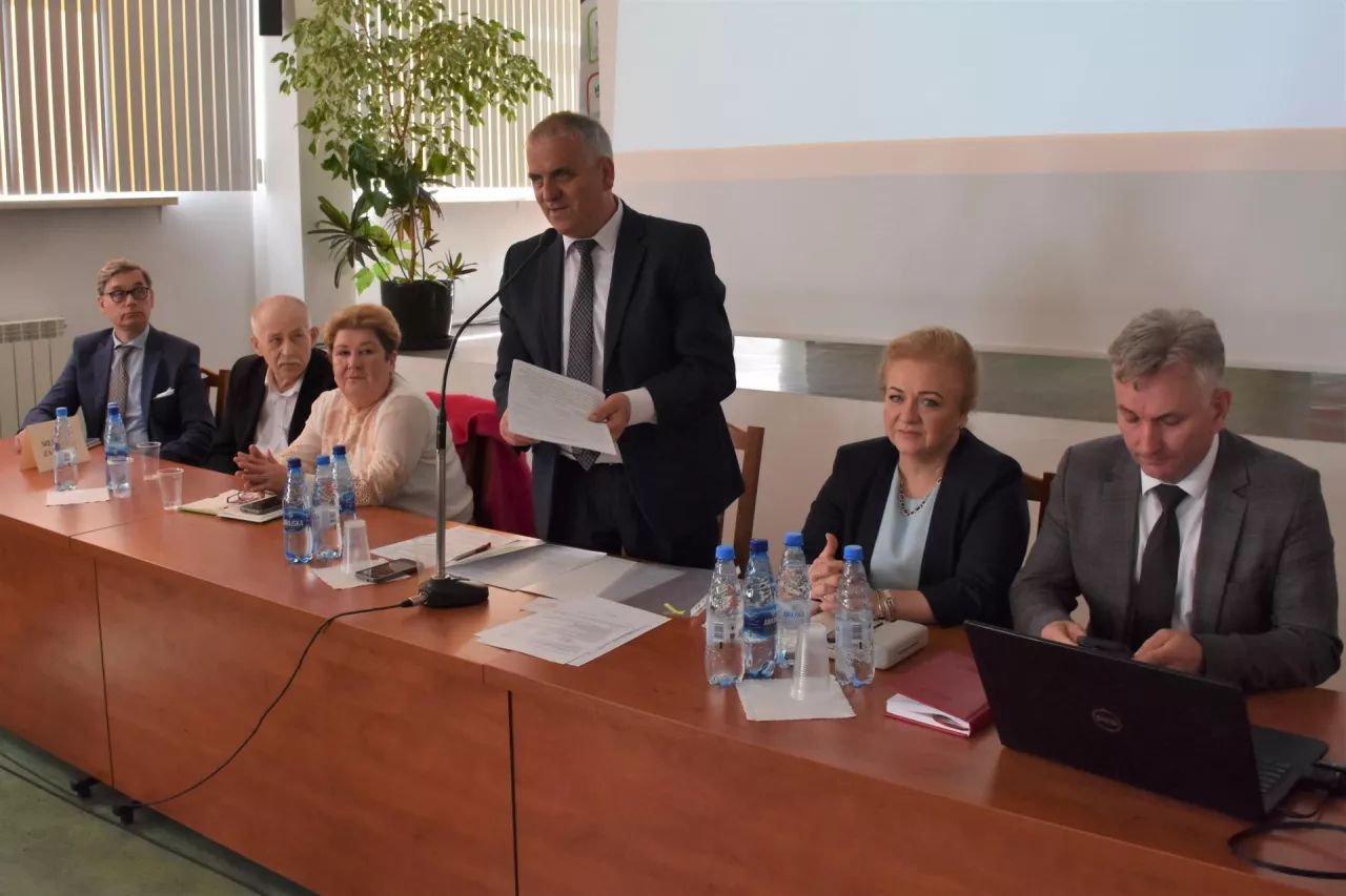&lt;p&gt;Prezydium Zebrania Przedstawicieli, od lewej: asesorzy Jacek Radaczyński i Andrzej Szczepański, sekretarz zebrania Jolanta Mitka, przewodniczący zebrania oraz przewodniczący rady nadzorczej Józef Grzegorek, wiceprezes Iwona Sandak oraz prezes Marek Kapica&lt;/p&gt;