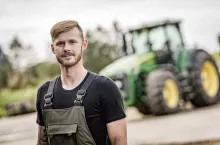 Rolnik i ciągnik John Deere