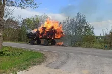 Do pożaru doszło na trasie Mierzeszyn – Miłowo (woj. pomorskie). Niebezpieczne zdarzenie miało miejsce 13 maja w godzinach popołudniowych.